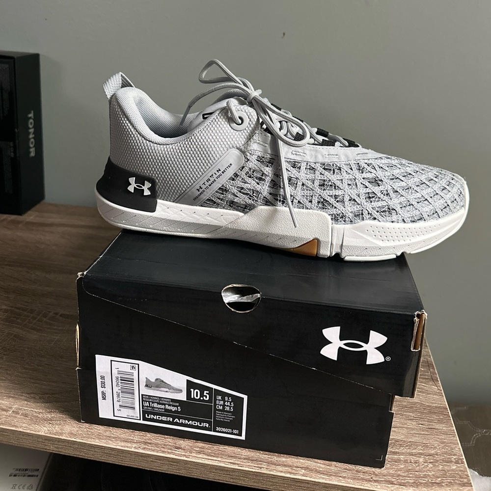 Under Armor TriBase Reign 5 size 10.5 NWT